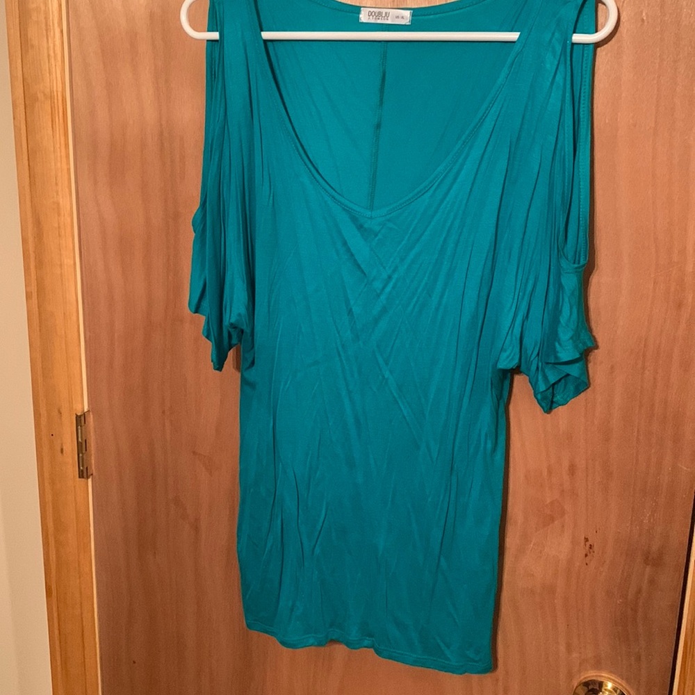 Very pretty V-neck cold shoulder top in emerald green